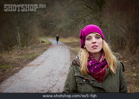 
                Junge Frau, Spaziergang, Herbstlich                   
