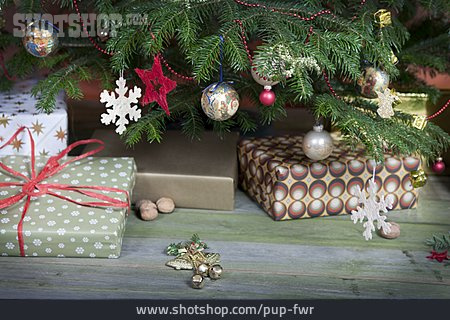 
                Weihnachten, Bescherung, Weihnachtsgeschenk                   