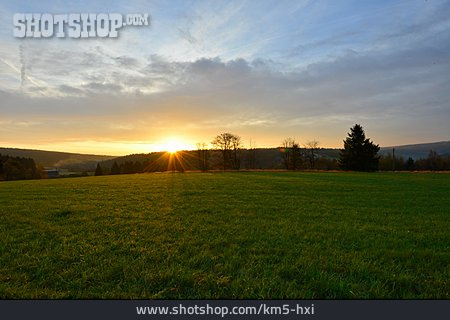 
                Sonnenaufgang, Feld, Fichtelgebirge, Oberfranken                   