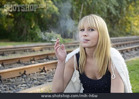 
                Junge Frau, Bahnhof, Warten, Rauchen                   