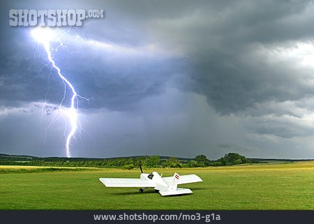 
                Gefahr & Risiko, Blitz, Segelflugzeug                   
