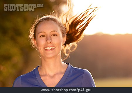 
                Junge Frau, Sport & Fitness, Aktiv, Joggen                   