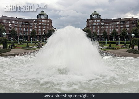 
                Springbrunnen, Friedrichsplatz                   