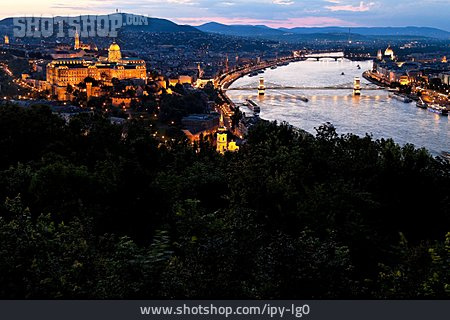 
                Donau, Burgberg, Budapest                   
