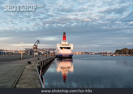 
                Fähre, Rostock, Stadthafen                   