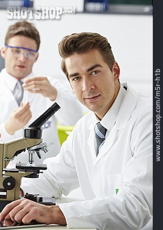 
                Mikroskopieren, Wissenschaftler, Laborant                   