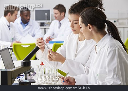 
                Wissenschaftler, Studenten, Labor                   