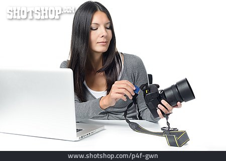 
                Frau, Fotografin, Datensicherung, Datentransfer                   