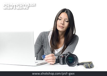 
                Frau, Fotografin, Datensicherung, Datentransfer                   