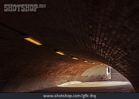 
                Tunnel, Unterführung                   