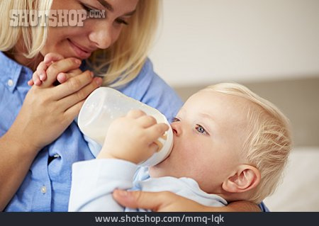 
                Kleinkind, Mutter, Sohn, Babyflasche                   
