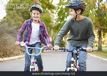 
                Radfahren, Freunde, Geschwister                   