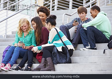 
                Jugendliche, Schüler, Freunde, Smartphone                   