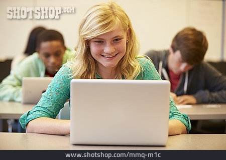 
                Laptop, Schülerin, Unterricht                   