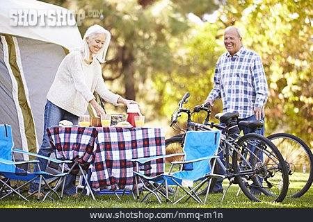 
                Aktiver Senior, Pensionierung, Camping                   