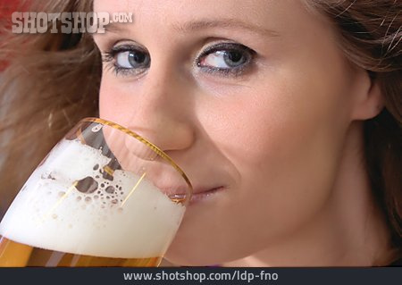 
                Junge Frau, Frau, Trinken, Bier                   