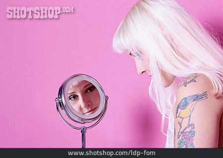 
                Beauty & Kosmetik, Junge Frau, Spiegel, Spiegelbild                   