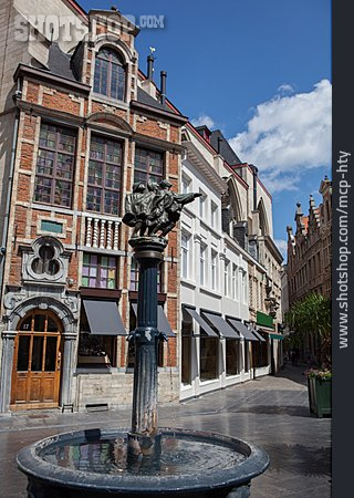
                Altstadt, Brunnen, Brüssel                   