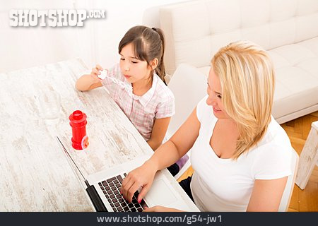 
                Mutter, Laptop, Tochter                   