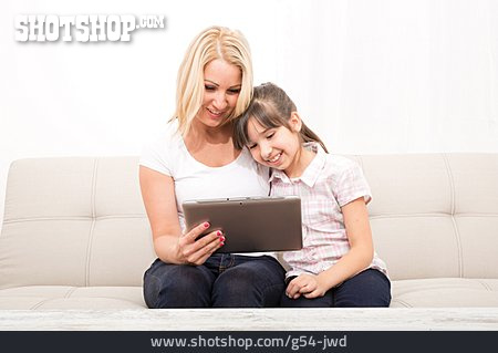 
                Mutter, Tochter, Vorlesen, Tablet-pc                   