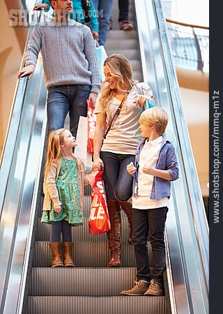 
                Einkauf & Shopping, Familie, Einkaufsbummel, Rolltreppe                   