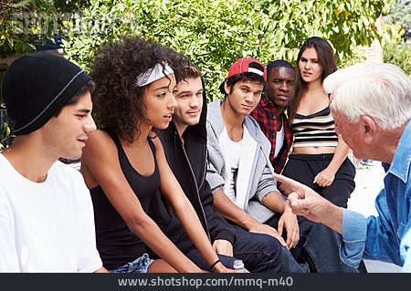 
                Jugendliche, Gang, Clique, Zivilcourage                   