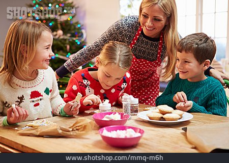 
                Plätzchen, Weihnachtsbäckerei, Geschwister, Weihnachtsvorbereitung                   