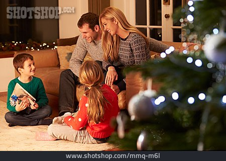 
                Familie, Bescherung, Heiligabend, Weihnachtsgeschenk                   
