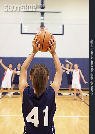 
                Schulsport, Basketballspielerin, Freiwurf                   