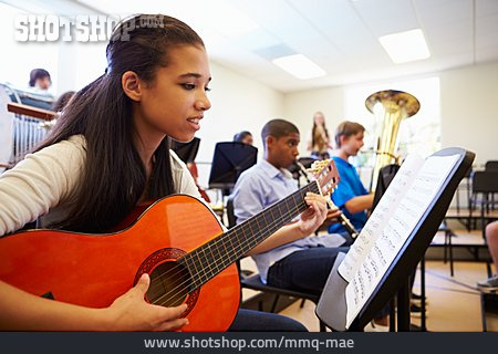 
                Schülerin, Musikschule, Musikschüler, Gitarre Spielen                   