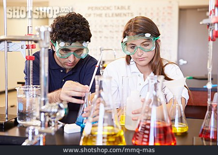 
                Schüler, Studenten, Experiment, Chemielabor, Chemieunterricht                   