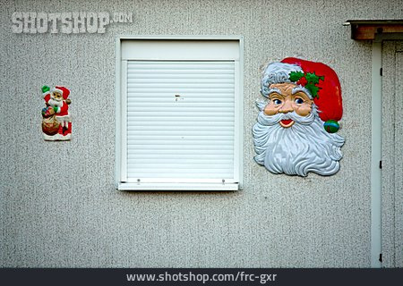 
                Weihnachtsmann, Weihnachtsdekoration, Hausfassade                   