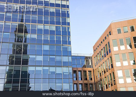 
                Spiegelung, Bürogebäude, Glasfassade                   