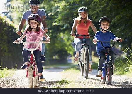 
                Freizeit, Radfahren, Familienausflug                   