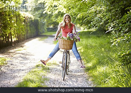 
                Junge Frau, Frau, Fahrrad, Radfahrerin                   
