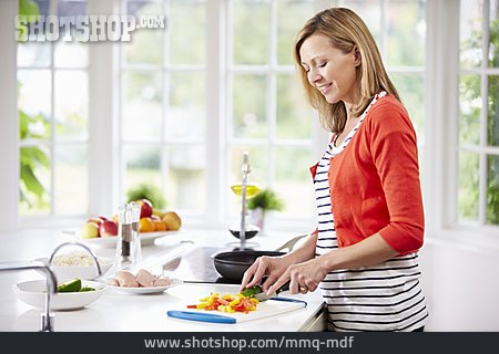 
                Frau, Kochen, Küche, Hausfrau                   