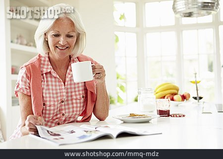 
                Seniorin, Zuhause, Kaffeepause, Zeitschrift                   