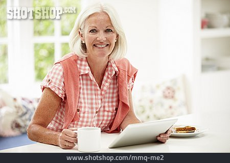 
                Seniorin, Internet, Tablet-pc                   