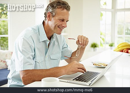 
                Mann, Laptop, Internet                   