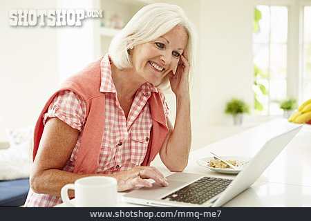 
                Frau, Seniorin, Laptop, Internet                   