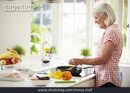 
                Frau, Seniorin, Kochen, Küche                   