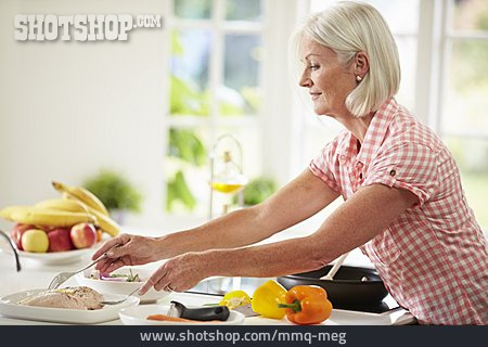 
                Frau, Seniorin, Kochen, Hausfrau                   