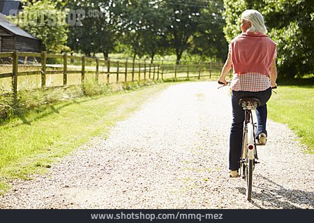 
                Frau, Seniorin, Fahrrad, Radfahrerin                   