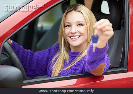 
                Junge Frau, Autoschlüssel, Führerschein, Autofahrerin                   