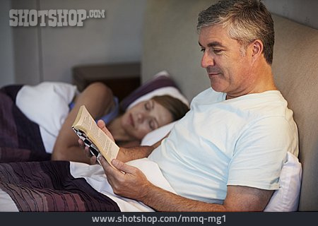 
                Mann, Lesen, Schlafstörung, Schlaflos                   