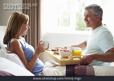 
                Essen & Trinken, Frühstück, Ehepaar, Schlafzimmer                   