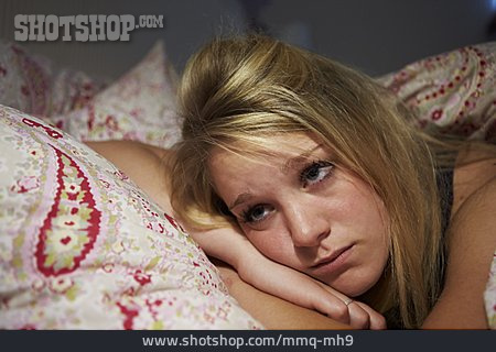 
                Junge Frau, Sorgen, Schlafstörung, Schlaflos                   