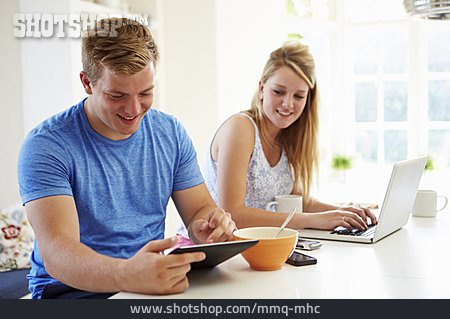 
                Teenager, Jugendliche, Computer, Geschwister                   