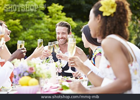 
                Feiern, Freunde, Anstoßen, Gartenparty                   