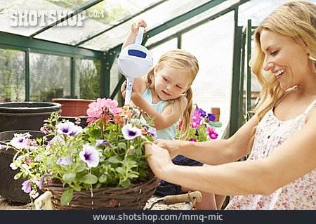 
                Mutter, Gartenarbeit, Pflanzen, Tochter                   
